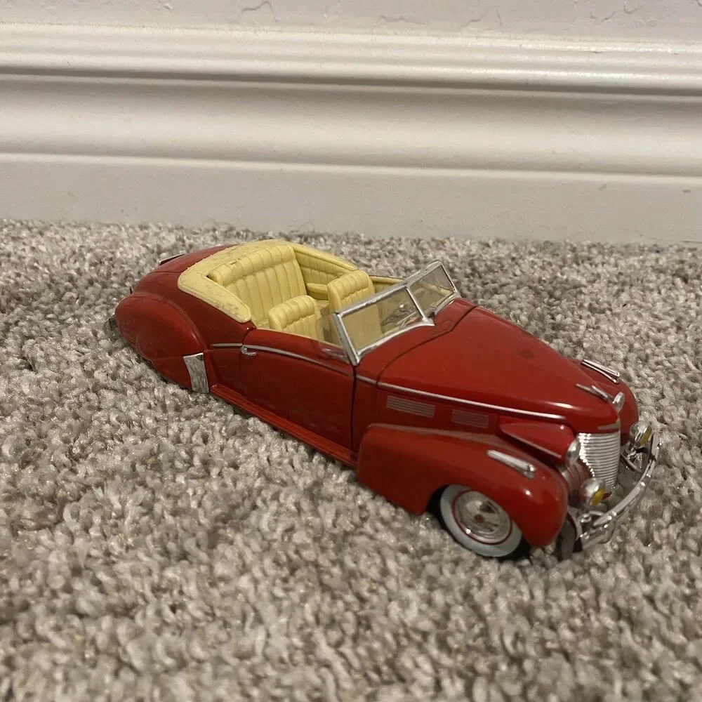 Signature 1940 Cadillac Sedan Series 62 1:32 Scale Diecast Red Model Car